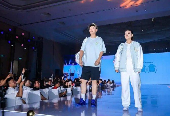 奥运名将多面人生:甜蜜新婚 从商当院长身份不设限