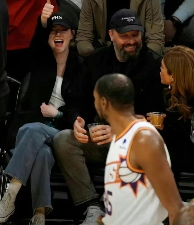 太阳蹭到了！石头姐再次奥斯卡封后 她是太阳铁粉